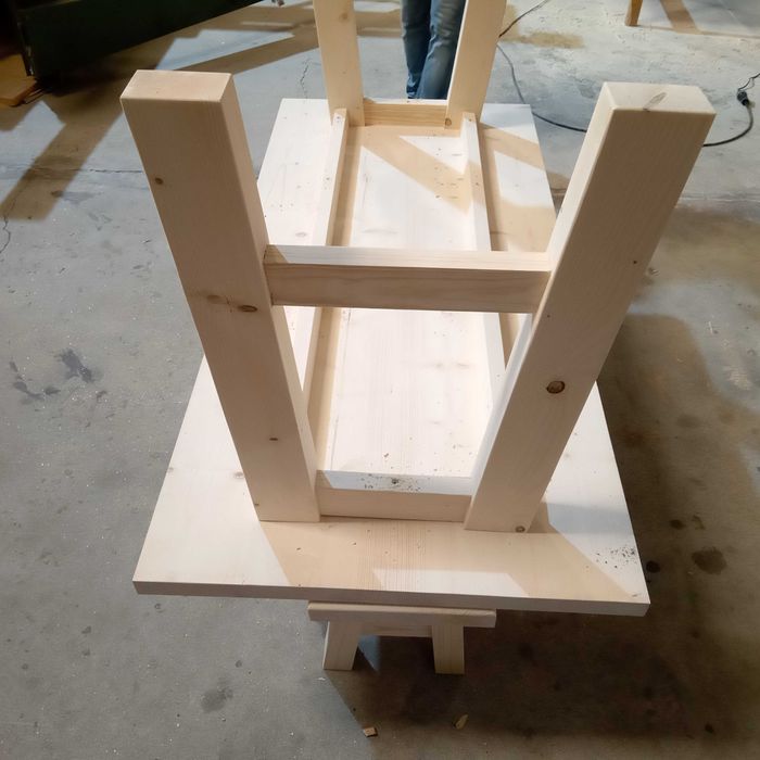 Mesa em madeira maciça