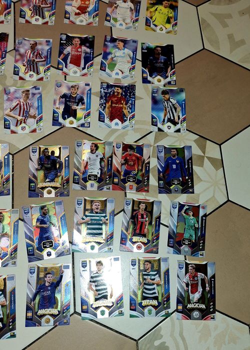 Karty piłkarskie 188 sztuk różne