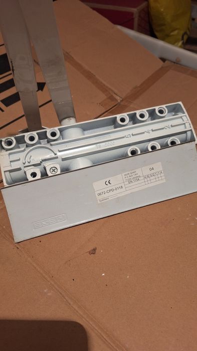 Samozamykacz drzwi Geze TS 2000