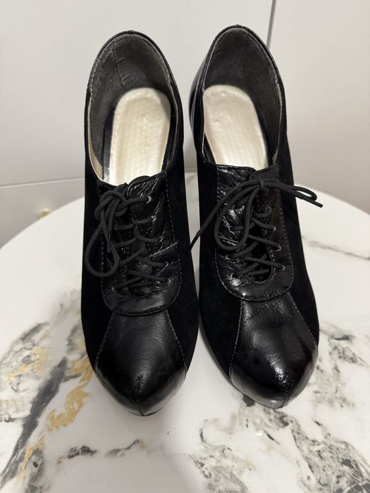 Buty damskie na obcasie, czarne