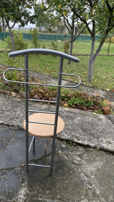 Krzesło wieszak na ubranie