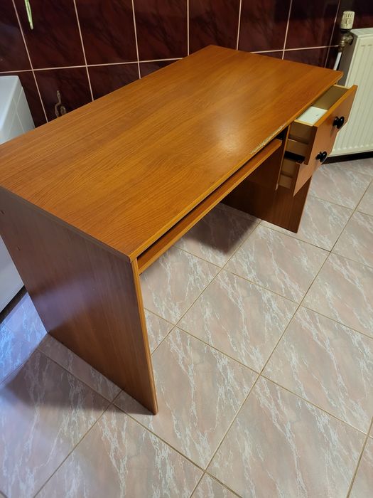 Biurko komputerowe z szufladami i wysuwaną półką na klawiaturę – kolor olcha / miodowy dąb