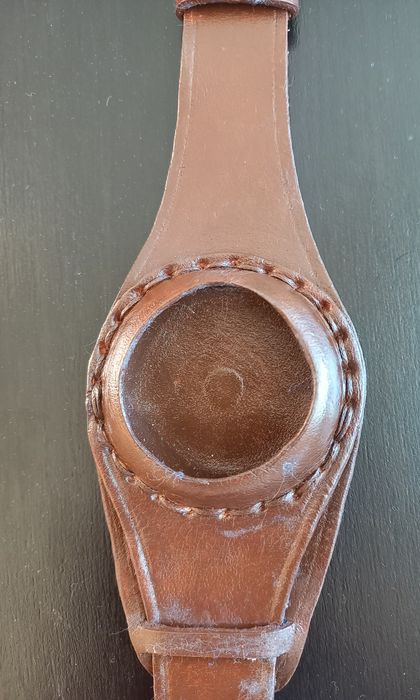 Bracelete em couro, castanha, para relógio de bolso.