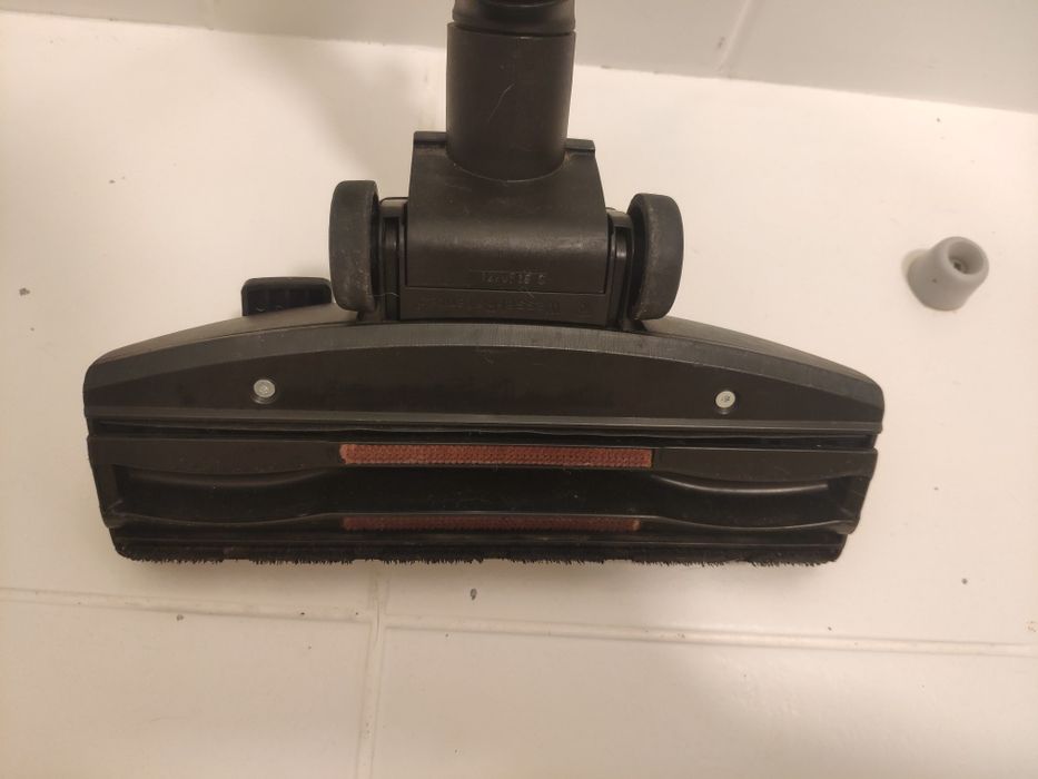 Nilfisk - tubo telescópico e escova, usados mas originais