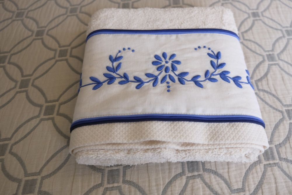 Toalha de rosto em Bordado Madeira 100cmx50cm