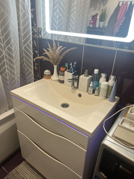 Тумба у ванну кімнату разом з умивальником і полотенцесушитель