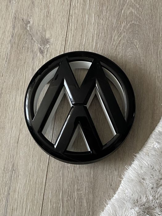 Емблема значок Volkswagen VW (чорний  з білим, глянець) – Антихром 135 мм: Golf 6, Passat B7, Touran 1, Caddy 3