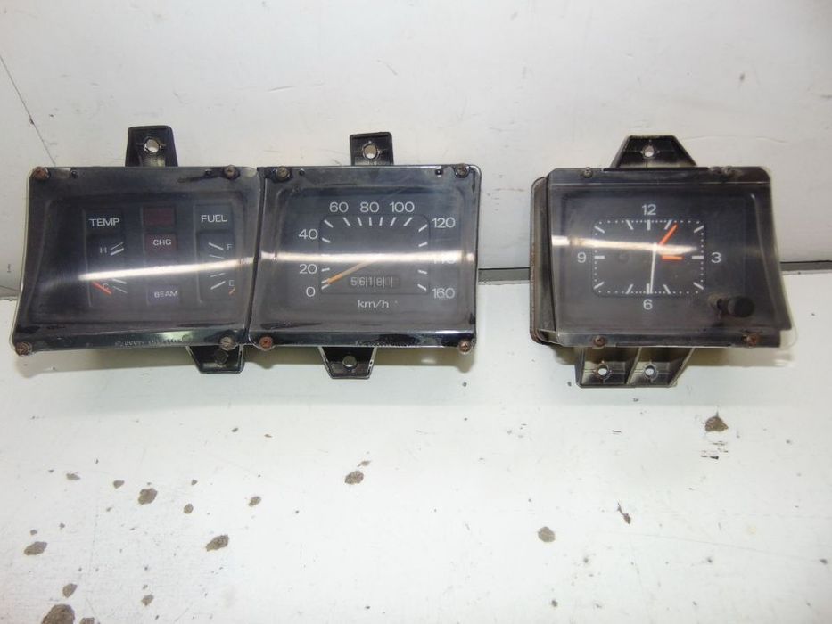 Datsun 120y conta km´s e relógio
