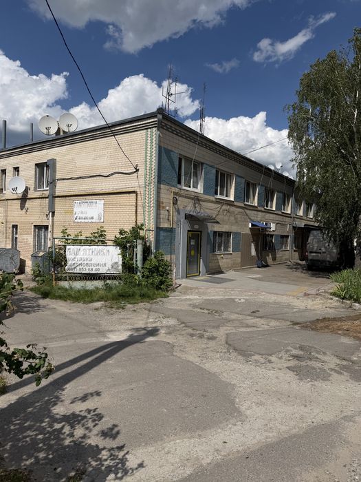 Магазин між Ринком і Автостанцією з ремонтом, фасад, 5 вітрин ("Райффайзен" колишній банк)