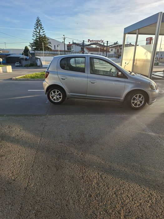 So 141km toyota yaris com ac em excelente estado