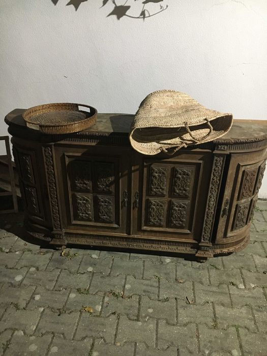 Móvel Hall, Talhado à mão