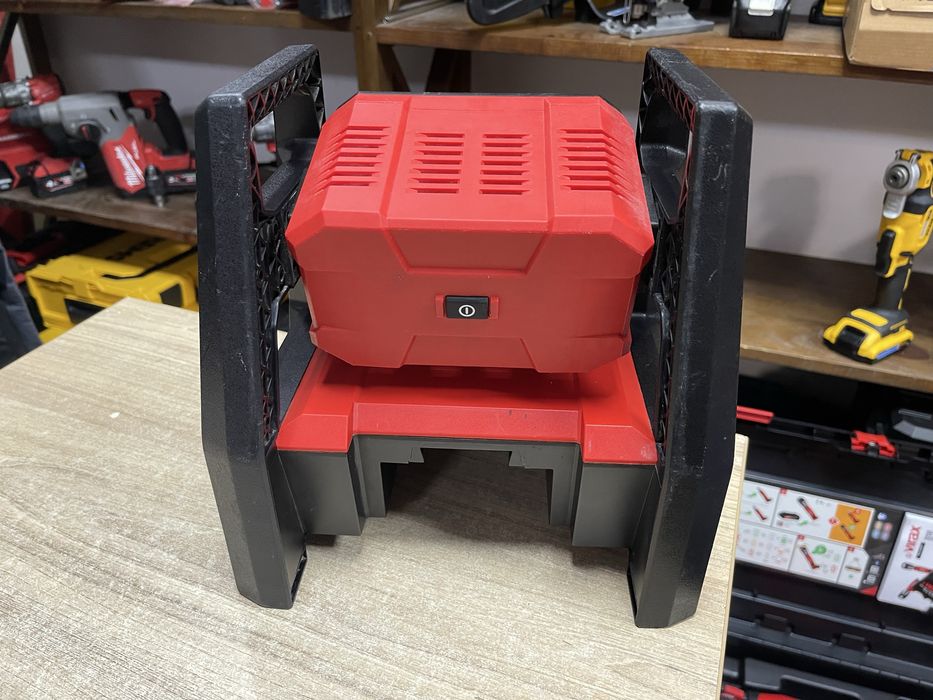 Milwaukee M18 HAL / акумуляторний ліхтар Мілвокі