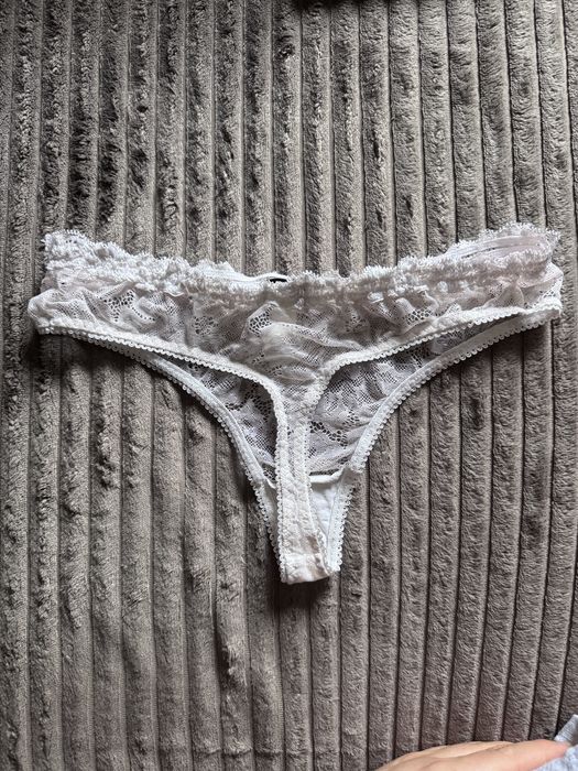 Damskie biale koronkowe majtki stringi Dolce&Gabbana, rozmiar 40 L