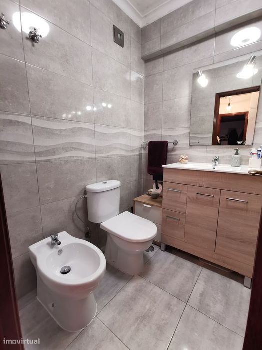T2 pronto a habitar, com arrecadação, elevador, lareira e ar condic.