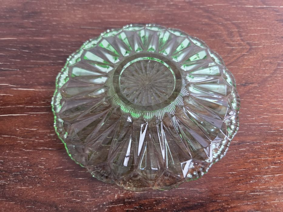 Copo e prato em vidro verde antigo