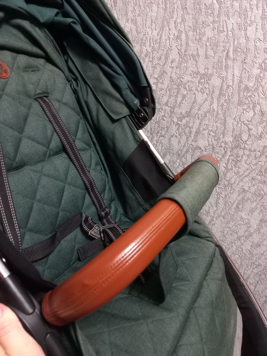 Продам прогулянковий візок, коляску  Carello Supra, надувні колеса.