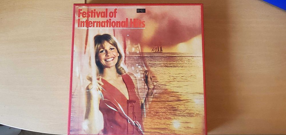 Vendo 3 caixas de coleção de discos vinil antigos, como novos