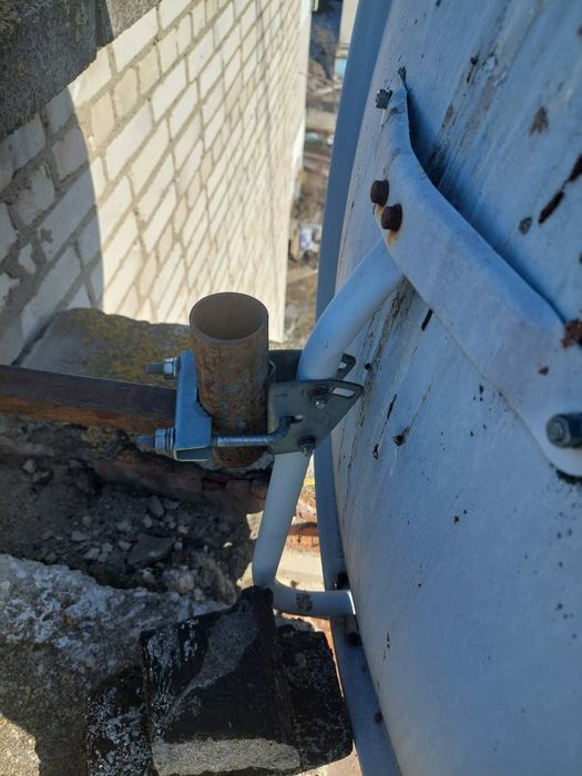 Дві супутникові тарілки, 4 головки, 2 кріплення та 30 метрів кабелю