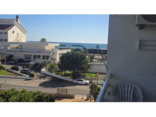 AF-T1-530-Monte Gordo com estacionamento exterior no parque .