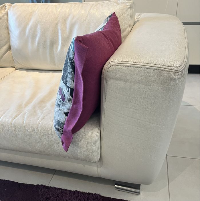 Sofá branco com almofadas