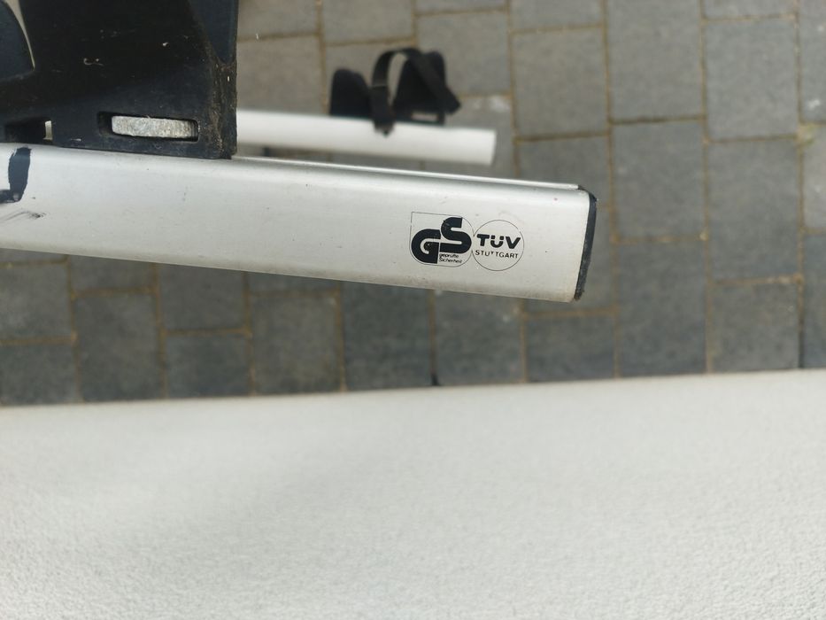 Bagażnik rowerowy dachowy Tuv na trzy rowery.