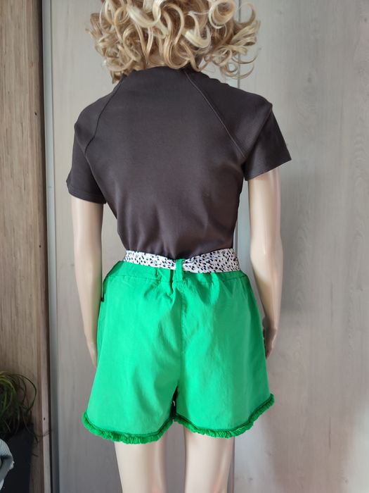 Zielone szorty z paskiem i dziurami