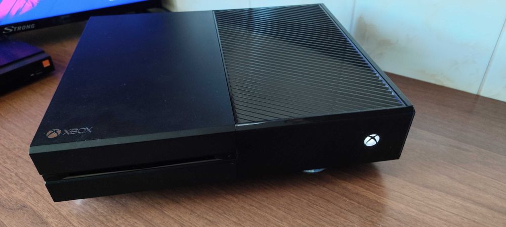 Konsola Xbox one+ gra FIFA 18