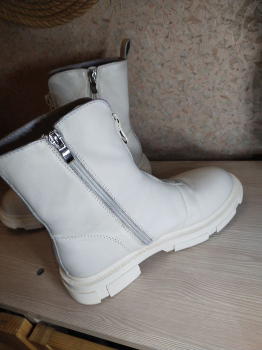 стильні черевики жіночі шкіряні lifepert молочного кольору white boots