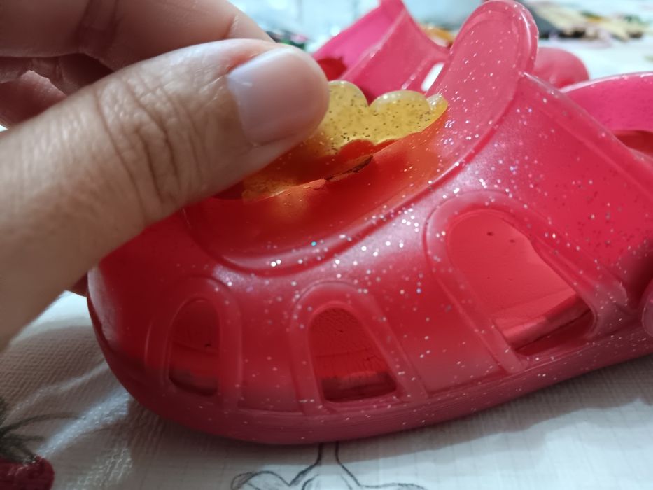 Crocs / Chinelos rosa brilhante com flor dourada brilhante