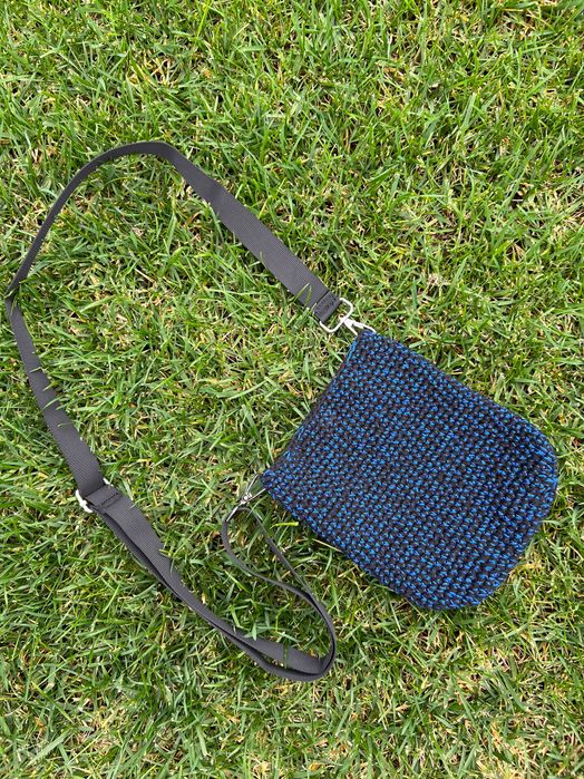 Knitted Bag black metallic blue Bolsa em malha preta azul metálico