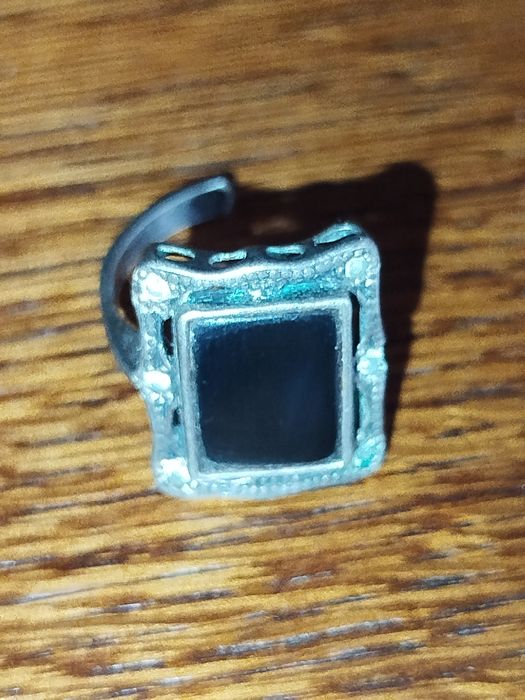 Srebrny pierścionek z onyksem