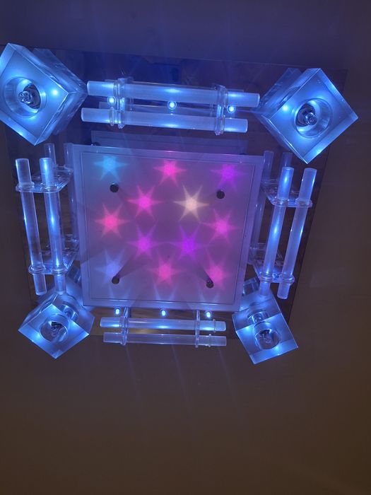 Żyrandol świeci naprzemiennie szklany