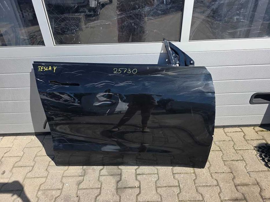 Tesla Y 19r.- Drzwi Przód Prawe