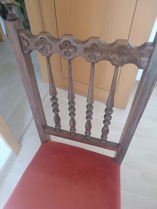 Cadeira antiga em muito bom estado