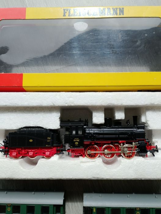 Locomotiva Fleischmann 4124 53 7752 DR DRG + 3 carruagens H0 1:87