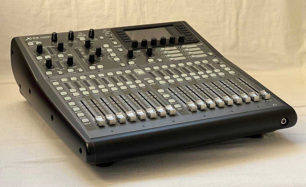 Цифровий мікшерний пульт Behringer X32 Producer