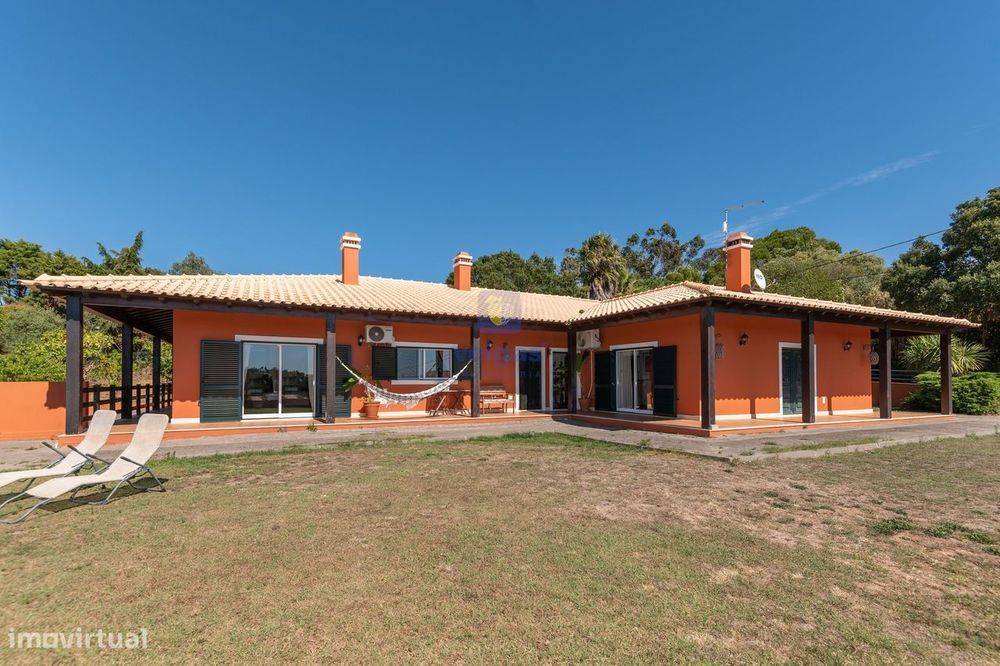 Moradia Térrea com Terreno de 7665m2, Piscina e Sala de Jogos apenas a