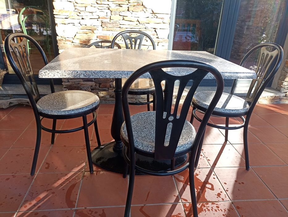 Conjunto de Mesa e Cadeiras