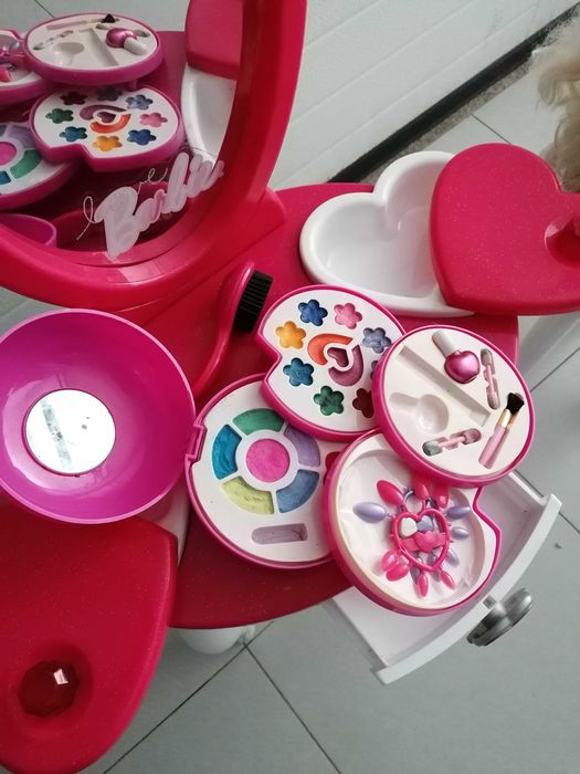 Mesa + banco e cabeça de boneca com acessórios para fazer penteados