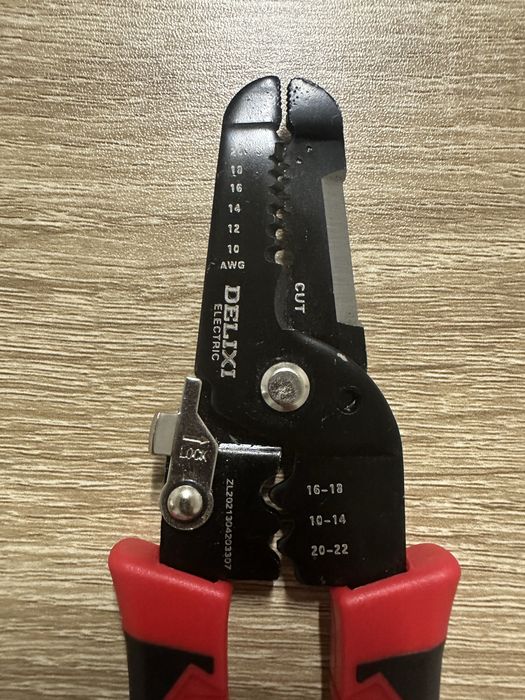 Alicate multifuncional