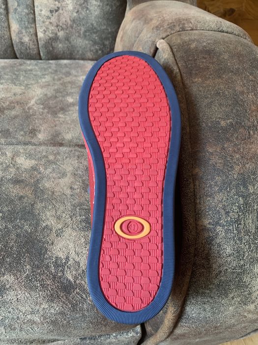 Продам кросівки червоного кольору.