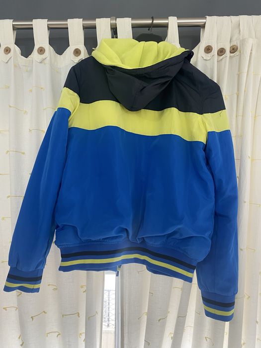 Corta vento com forro e capuz