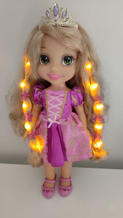 Boneca Rapuazel canta e da luz