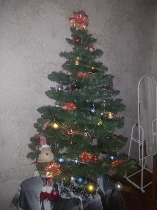 Искусственная ель, ёлка без игрушек