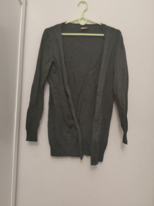 Sweterek czarny z kieszeniami