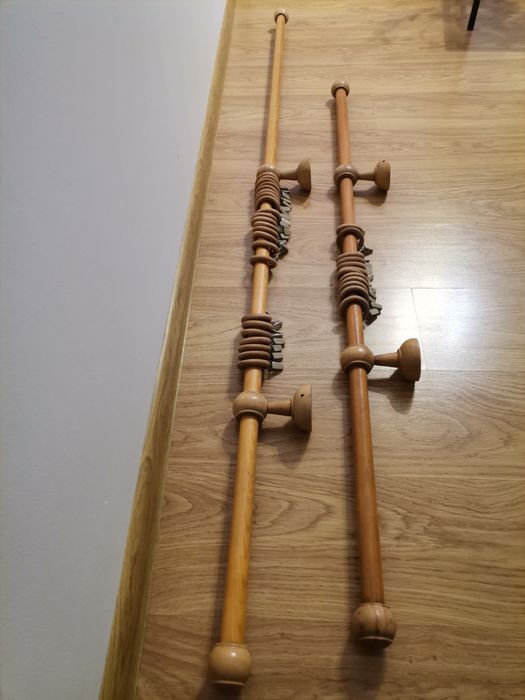 karnisz drewniany z żabkami