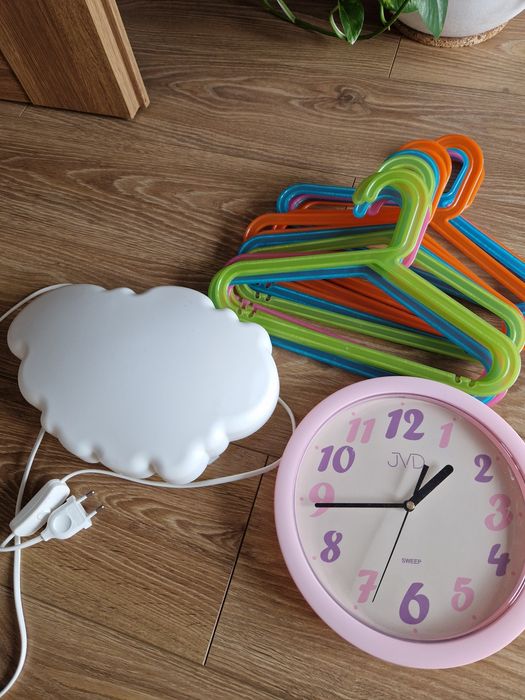 Chmurka lampka Ikea zegar JVD wieszaki Ikea