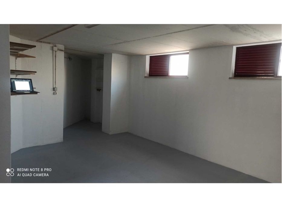 Aranguês. Garagem Interior, Piso -1, Frente à L. Cidadão, 37 m2. 1 janela a nascente e 2 a Poente