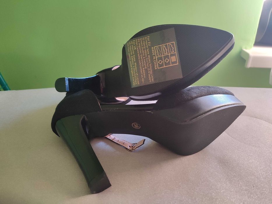 Szpilki czarne z paskiem wokół kostki