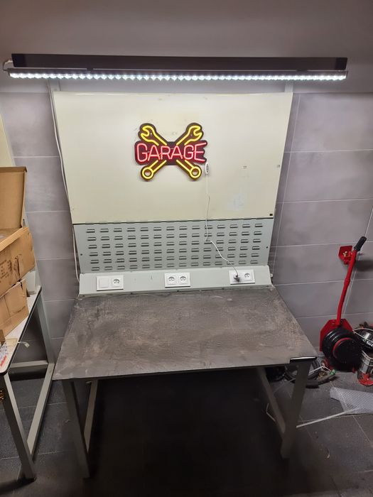 Stół roboczy, falbanek